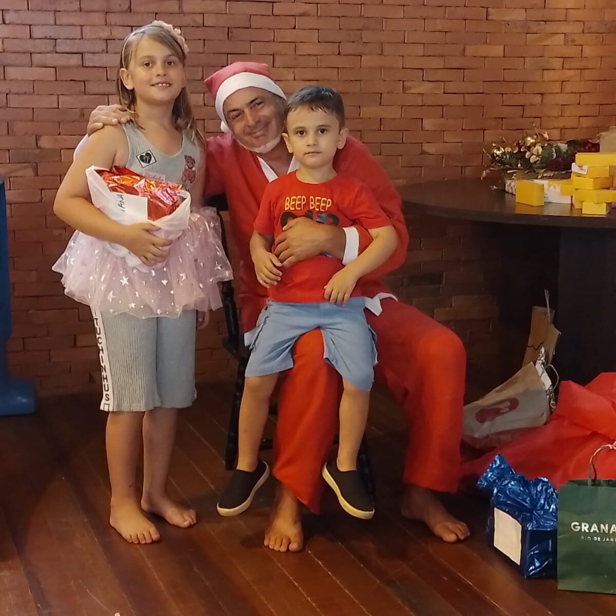 Festa de Natal faz a alegria das crianças no Rancho Alegre